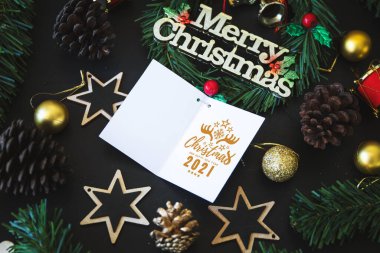 Noel ve yeni yıl arkaplanı, şenlikli dekorasyon ve fotokopi alanı ile birlikte. Üst Manzara. düz yat