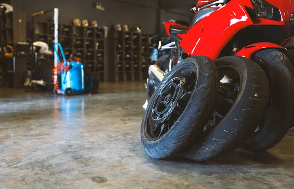 Closeup Motocicleta Pneu Bigbike Garagem Com Foco Suave Sobre Luz — Fotografia de Stock