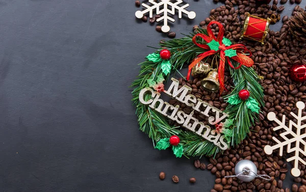 Χριστουγεννιάτικη Διακόσμηση Κόκκους Καφέ Μαύρο Ξύλινο Φόντο Επίπεδη Θέσει Αντίγραφο — Φωτογραφία Αρχείου