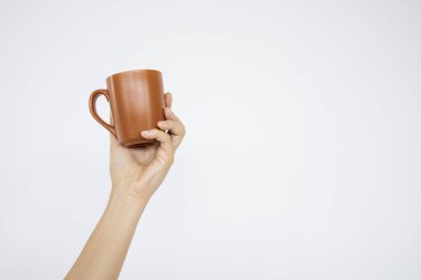 Yakın plan, beyaz arka planda bir fincan kahveyi tutuyor. kırpma yolları