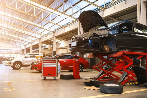 Coche Centro Servicio Reparación Automóviles Con Enfoque Suave Sobre Luz —  Fotos de Stock