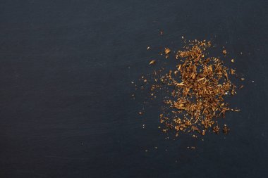 Sigara konsepti yok, siyah ahşap masa arkasında sigara. Üst Manzara. Derisi yüzülmüş