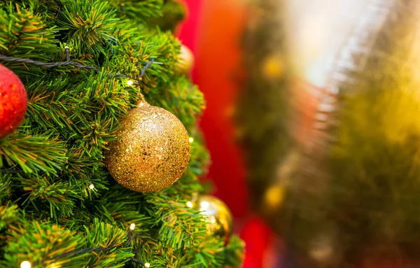 Süslü Noel Ağacı Yumuşak Odaklı Arka Planda Işık Var — Stok fotoğraf