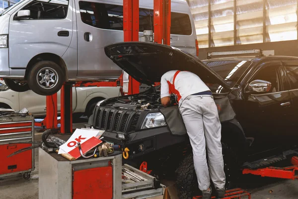 Szerelő Dolgozó Autó Karbantartása Lágy Fókusz Több Mint Fény Háttérben — Stock Fotó