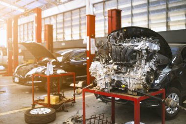 Arkaplanda hafif odaklı ve ışığın üstünde çalışan tamirci araba bakımı