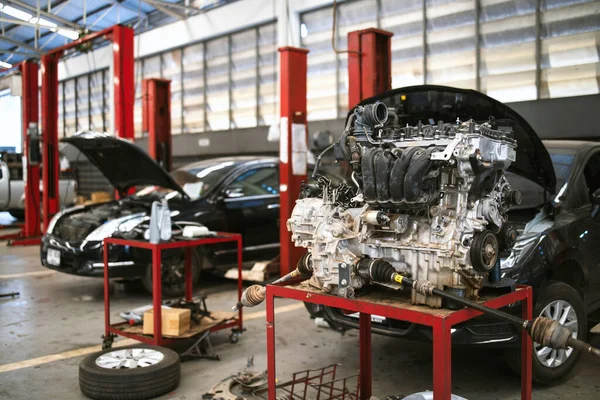 Mechaniker Bei Der Autopflege Mit Soft Fokus Und Überlicht Hintergrund — Stockfoto