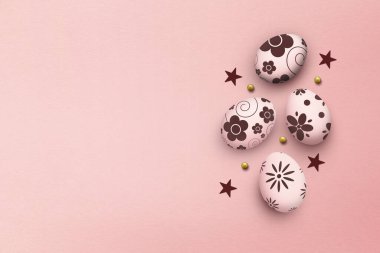 Pembe kağıttan arka planda paskalya yumurtaları, üst manzara