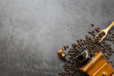 Eski çimento arka planında kahve çekirdeği ve el değirmeni. Metin için boşluk. en üstteki görünüm