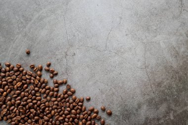 Eski çimento arka planında kahve çekirdeği. Üst Manzara. Metin için boşluk