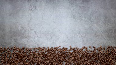 Eski çimento zemininde kahve çekirdeği. Üst Manzara. Metin için boşluk