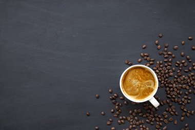 Tahta arka planda sıcak kahve ve fasulye. Selamlama, kartlar, dergiler, kapaklar, posterler ve afişler vs. oluşturmak için model ve şablonlar. Metin için boşluk. Üst Manzara. düz yat