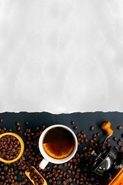 Forró Kávé Fehér Papír Bab Régi Fekete Asztal Háttér Mockup — Stock Fotó