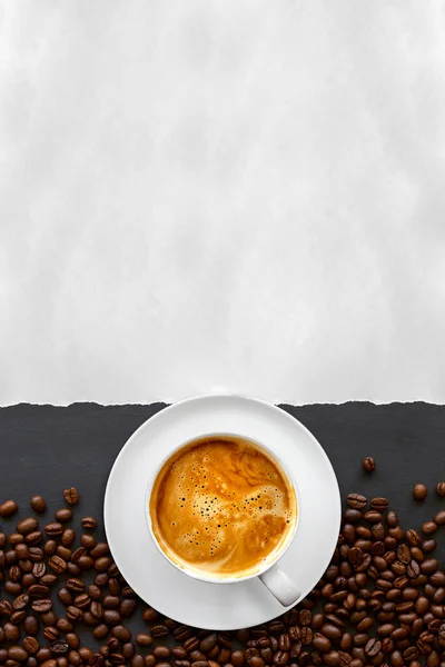 Café Quente Papel Branco Feijão Fundo Mesa Madeira Preta Velha — Fotografia de Stock