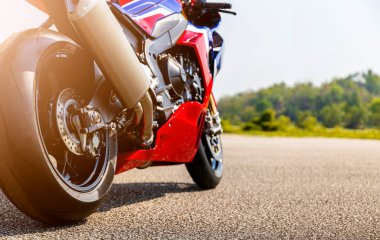 Motosiklet park yeri yolda yumuşak odaklı ve arka planda ışık var.