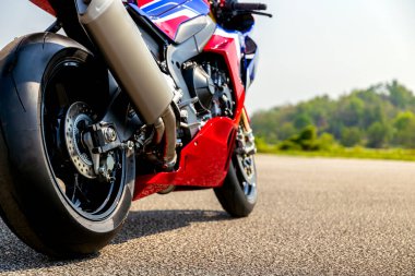 Motosiklet park yeri yolda yumuşak odaklı ve arka planda ışık var.