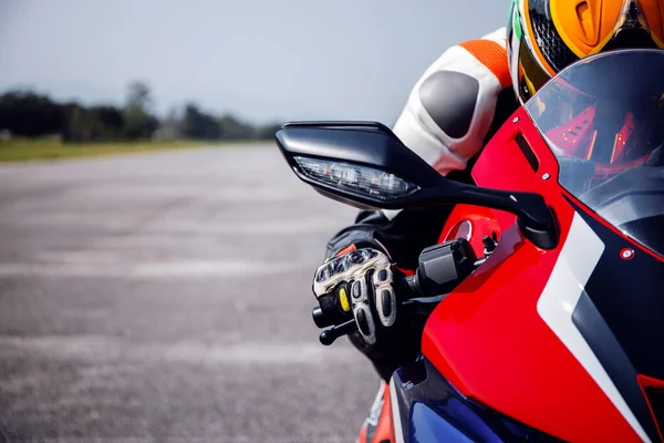 Motocykl Rider Drodze Jazdy Miękką Ostrością Nad Światłem Tle — Zdjęcie stockowe
