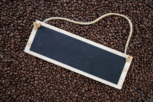 Holzschild Heißer Kaffee Und Bohnen Auf Holztischhintergrund Attrappen Und Vorlagen — Stockfoto