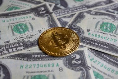 Bitcoin kripto para birimlerinin Amerikan doları banknotlarındaki yakın çekimleri. elektronik para kavramı.