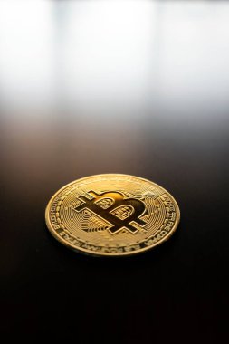 Altın Bitcoin yumuşak odaklı ve arka planlı masada. şifreleme para birimi kavramı