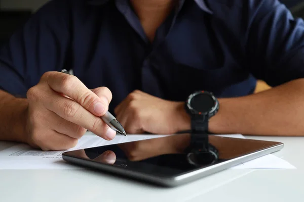 Hombre Negocios Trabajando Oficina Está Usando Touchpad Leyendo Correo Electrónico —  Fotos de Stock