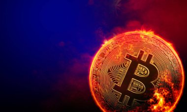 Kırmızı dumanlı arka planda yanan altın bitcoin. şifreleme para birimi kavramı