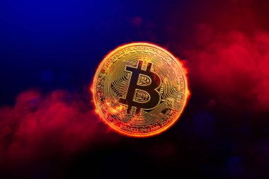 Kırmızı dumanlı arka planda yanan altın bitcoin. şifreleme para birimi kavramı