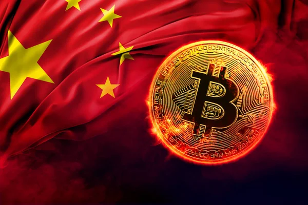 Çin bayrağı arka planında yanan altın bitcoin.