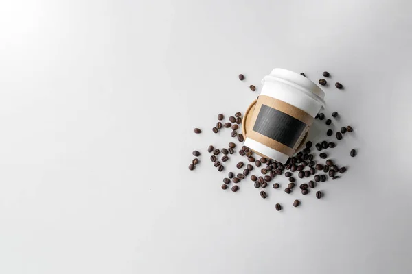 Beyaz Masa Arkasında Bir Fincan Kahve Fasulye Üst Manzara Metin — Stok fotoğraf