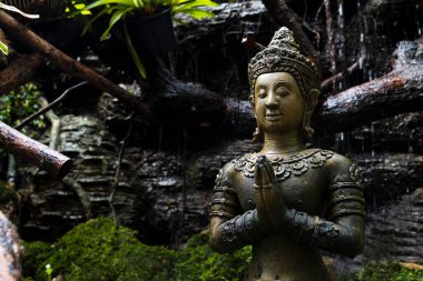 Buda 'nın heykelleri ve modelleri için eski Budizm' i kapatırken arka planda hafif odaklı ve ışığın üzerinde