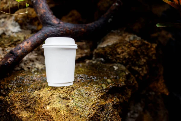 Tazza Caffè Carta Bianca Nella Splendida Natura Con Messa Fuoco — Foto Stock