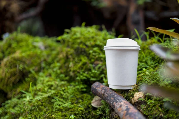 Taza Papel Blanco Café Hermosa Naturaleza Con Enfoque Suave Sobre — Foto de Stock