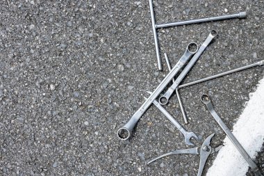 Motosiklet tamir aletleri yolda. Üst Manzara. düz yat