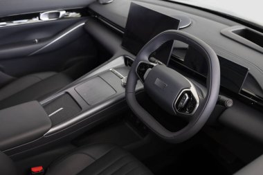 Lüks, modern bir arabanın, direksiyon ve torpido gözüne odaklanmış yakın çekimi. Araç teknolojisi, premium tasarım ve otomotiv tarzı kavramı