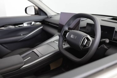 Lüks, modern bir arabanın, direksiyon ve torpido gözüne odaklanmış yakın çekimi. Araç teknolojisi, premium tasarım ve otomotiv tarzı kavramı