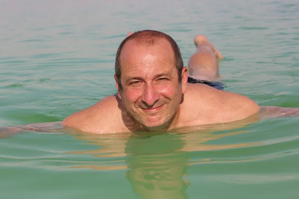 Людина, що плавають на Мертвому морі — стокове фото