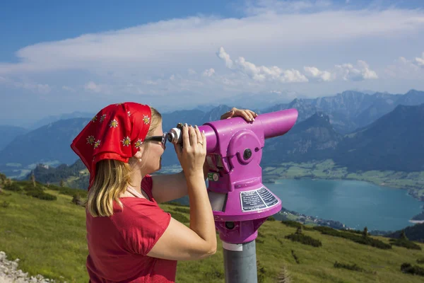 Mladá žena s dalekohledem v Dolomity, Itálie — Stock fotografie