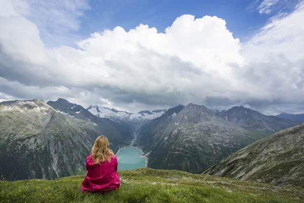 Wandelen op Lake Schlegeis, Zillertaler Alpen, Oostenrijk — Stockfoto