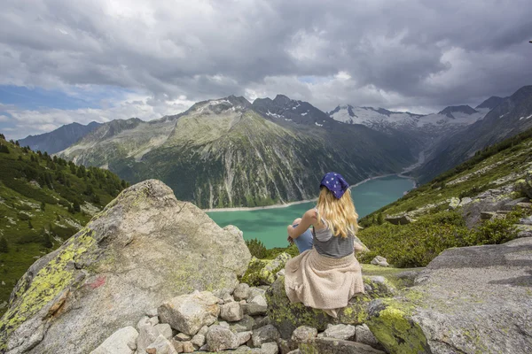Jong meisje toeristische op de bergen — Stockfoto