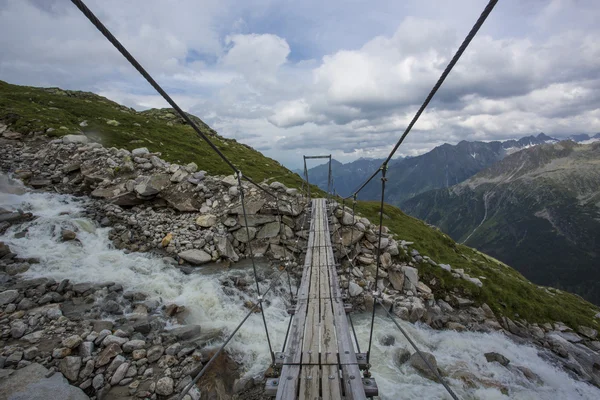 Houten brug over de waterval in Alp — Stockfoto