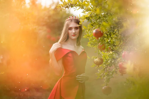 Flicka Röd Klänning Granatäpple Blommar Israel Solnedgång Rosh Hashanah — Stockfoto