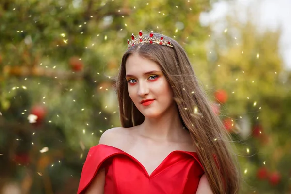 Flicka Röd Klänning Granatäpple Blommar Israel Solnedgång Rosh Hashanah — Stockfoto