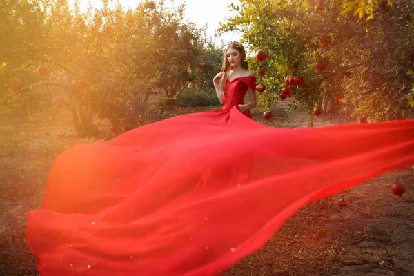 Flicka Röd Klänning Granatäpple Blommar Israel Solnedgång Rosh Hashanah — Stockfoto