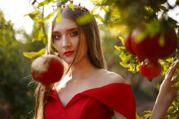 Chica Vestida Rojo Granada Floreciendo Israel Puesta Sol Rosh Hashanah — Foto de Stock