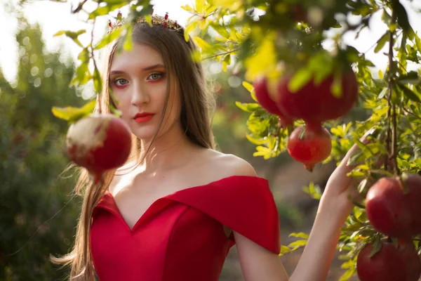 Ragazza Abito Rosso Melograno Fioritura Israele Tramonto Rosh Hashanah — Foto Stock