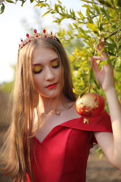 Chica Vestida Rojo Granada Floreciendo Israel Puesta Sol Rosh Hashanah — Foto de Stock