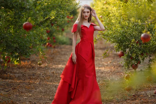 Mädchen Rotem Kleid Granatapfelblüte Israel Sonnenuntergang Rosch Hashana — Stockfoto