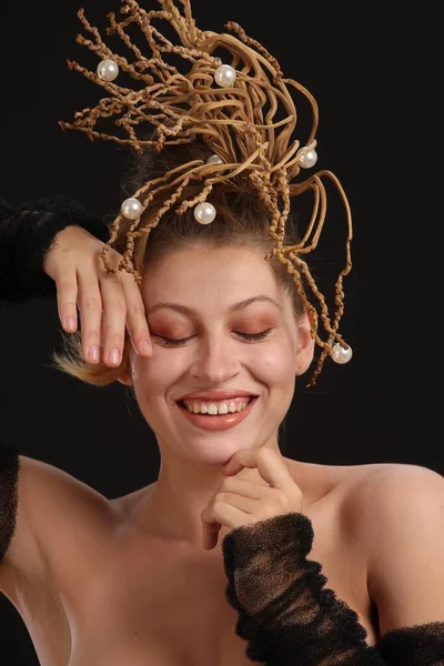 Hermosa Chica Con Diseño Estilo Pelo Creativo — Foto de Stock