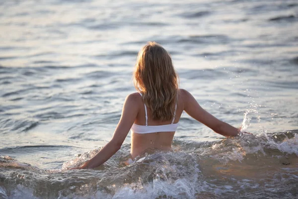 海の岸にビキニの若いブロンドの女の子 — ストック写真