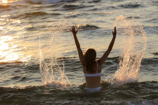 Deniz Kıyısında Bikinili Genç Sarışın Kız Yaz Aşk Seyahat — Stok fotoğraf