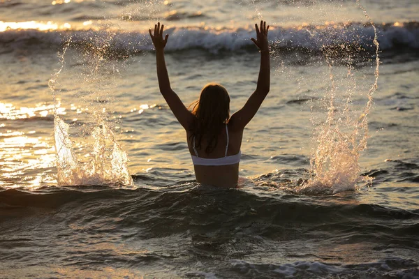 海の岸にビキニの若いブロンドの女の子 — ストック写真